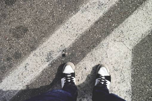 asfalto chico hombre gente masculina pies piernas zapatos
