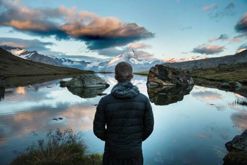 abrigo chico hombre gente paisaje montañas naturaleza río