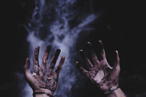 charco palma de la mano sucio oscuro al aire libre humo carbón