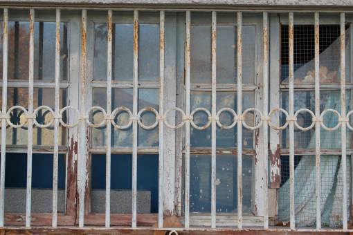 casa ventana exterior pantalla de cristal de acero oxidado