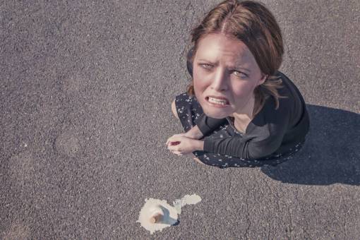 morena icre cono de crema fallar lío derramar mujer triste