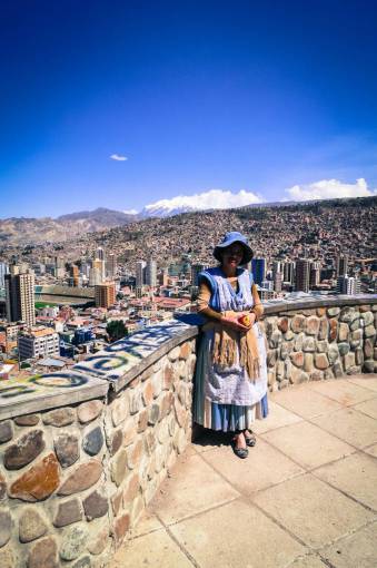 bolivia La Paz Bolivia mujer dama ver edificios ciudad