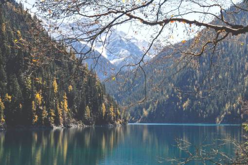 china lago agua montañas colinas árboles naturaleza paisaje