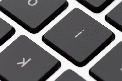 las leas Teclado de la computadora portátil de cerca las teclas macro escribiendo computadora