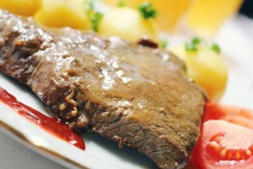 grave carne rosbif salsa patatas tomates comida cena