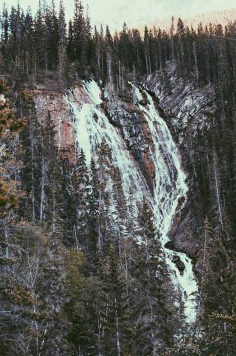 corriente montaña cascada corriente agua naturaleza paisaje árboles