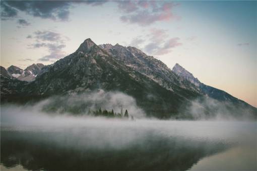 montañas picos acantilados niebla paisaje cielo nubes