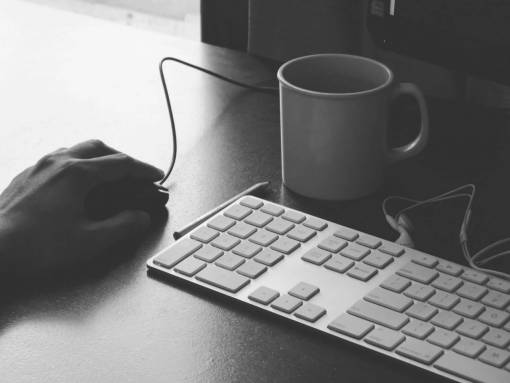 raton taza taza café teclado mac mouse mano