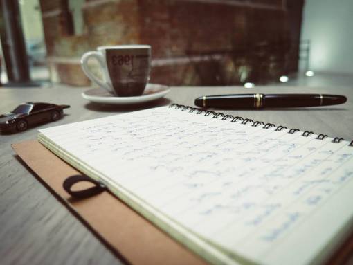 cuaderno notas diario bolígrafo mesa de café escribir