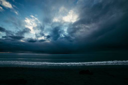 océano mar playa orilla tormenta noche oscura