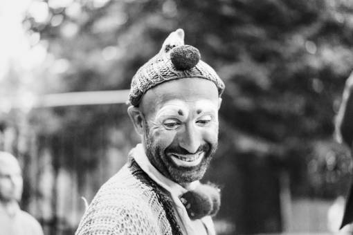 maquillaje gente hombre feliz disfrutar sonrisa payaso maquillar