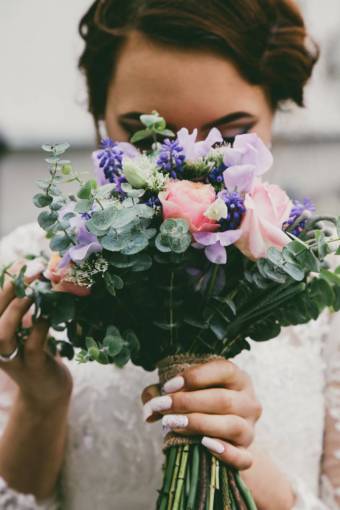 novia gente mujer novia vestido de novia ramo de flores
