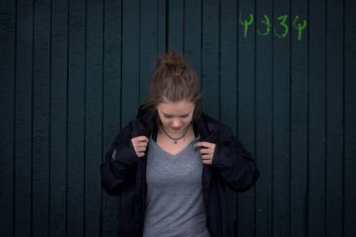 camisa gente mujer moda simple camisa chaqueta pared