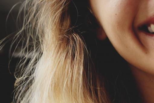 cabello rubio gente mujer niña sonrisa feliz cara piel
