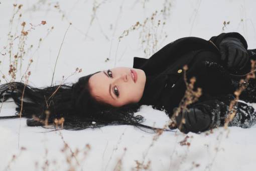 acostado gente, mujer, dama, niña, acostado, nieve, plantas