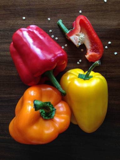 semilla pimientos verduras rojo amarillo naranja semillas madera