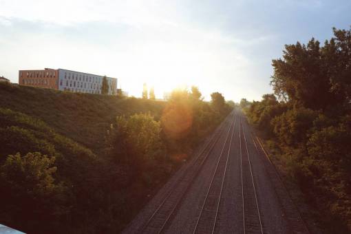 grave ferrocarril transporte ferroviario vías de tren rayos de sol árboles de sol