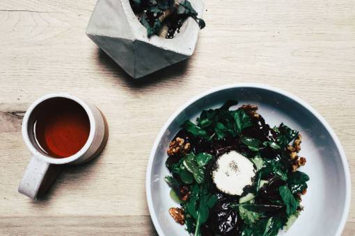 jarra ensalada lechuga comida saludable té taza taza