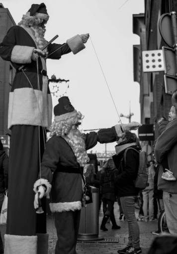 desfile santas marionetas zancos festival desfile fiesta calle