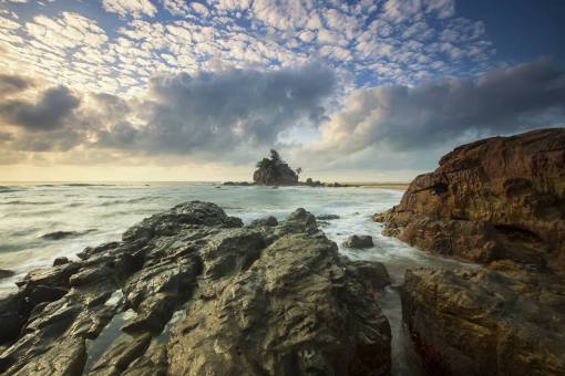 rocoso mar océano splash ondulaciones formación rocosa paisaje