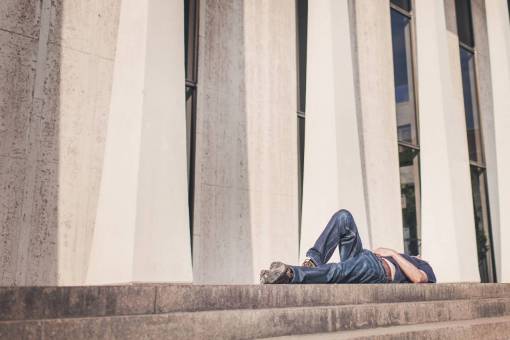 acostado pasos hombre chico acostado jeans pantalones zapatos