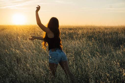 pelo largo puesta de sol niña mujer pelo largo gente campo plantas