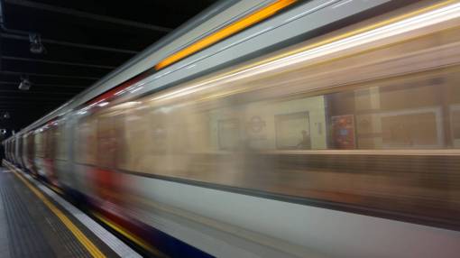 viaje en la estación de tren transporte rápido en vehículos largos