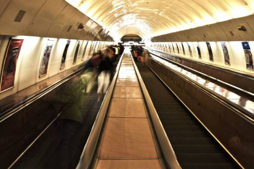 letrero estación de tren pasarela letreros carteles viajes transporte metro