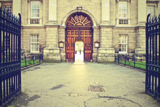 entrada Trinity College Dublin campus escuela puertas puerta de entrada