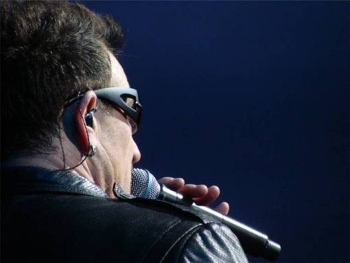 ejecutando u2 bono cantando músico música micrófono concierto