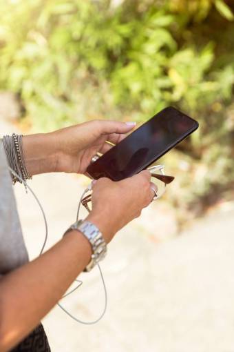 desarrollo Mujer sosteniendo tecnología de diseñador de desarrollador de trabajo de teléfono móvil