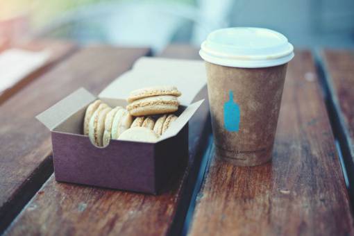 lider mesa de madera tapa de café taza postres galletas