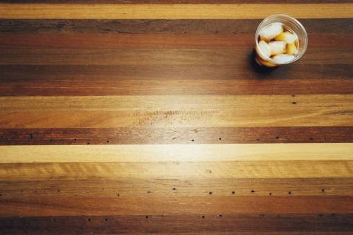 plastico mesa de madera vaso de plastico bebida de hielo bebida
