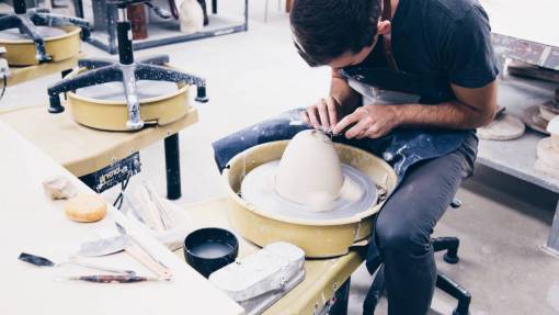 Taller de diseño industrial chico hombre gente tienda de herramientas