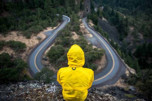 sin gente chaqueta amarilla capa de lluvia gente rural camino sinuoso