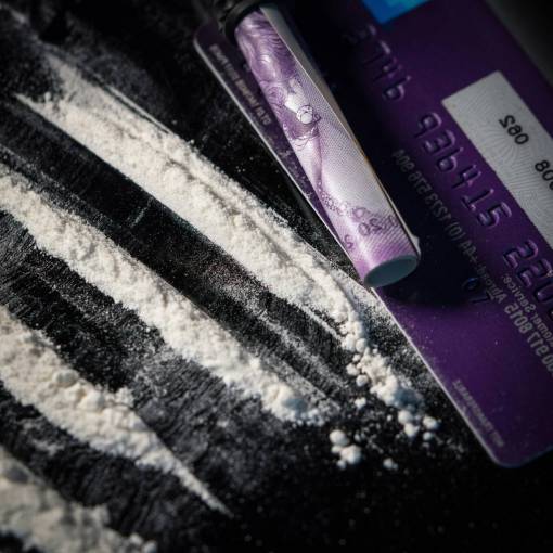 conceptos Líneas de cocaína en polvo y tarjeta de crédito.