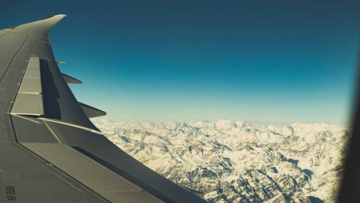 montanas nevadas aire avión alas cielo montañas nevadas volando