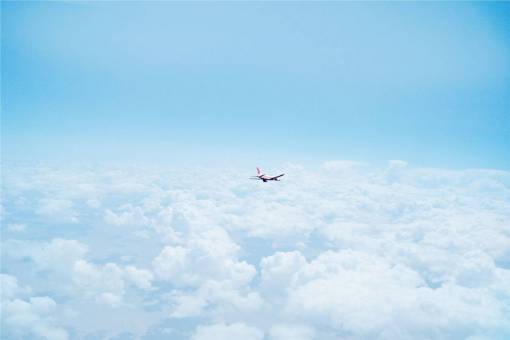 volador avión sobre las nubes cielo azul viajes transporte volador