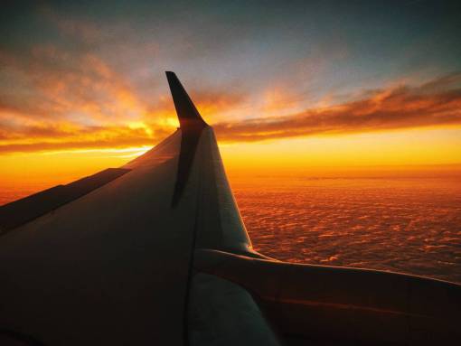 avión ala puesta de sol cielo nubes vuelo viaje