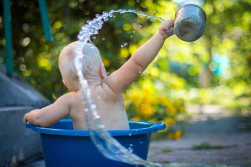 salpicadura bebé niño niño bañándose salpicaduras de agua