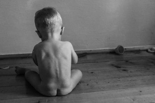 ninez bebé niño niño pared trasera piso infancia