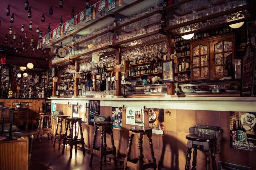 mostrando bar bebidas bebida alcohol copa de vino silla