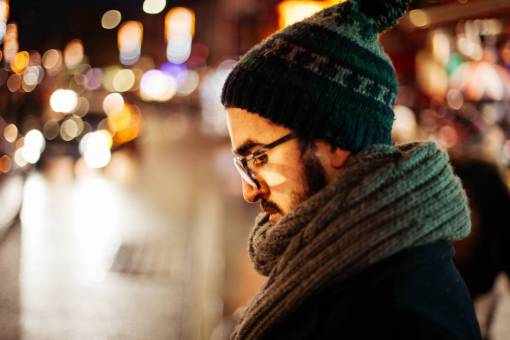 gorro bufanda anteojos difuminar bokeh luces calle