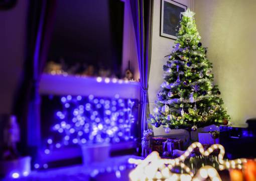 luces azules árbol de navidad regalos decoración fiesta de navidad