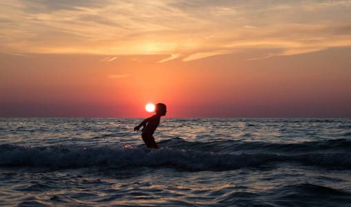 menino praia pôr do sol férias férias viagem criança