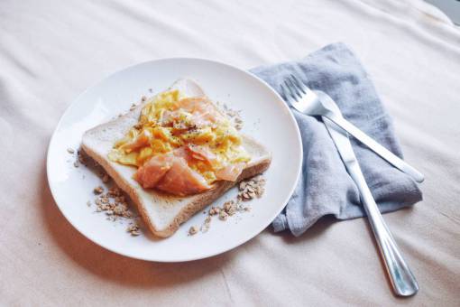 procesador desayuno salmón ahumado salmón brunch tostadas pan revuelto