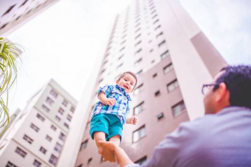 padre edificio torre cielo desenfoque gente hombre niño