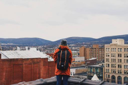 mochila edificios ciudad azotea montañas cielo mochila herschel