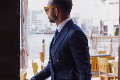 empresario empresario traje azul poder gafas de sol caminando distraído