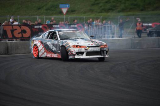race car  race  sport  sports car  people  audience  bet